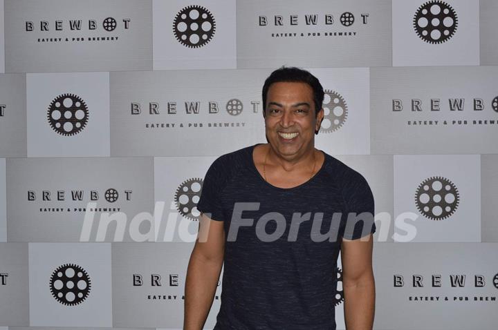 Vindoo Dara Singh at Brew Hot Cafe