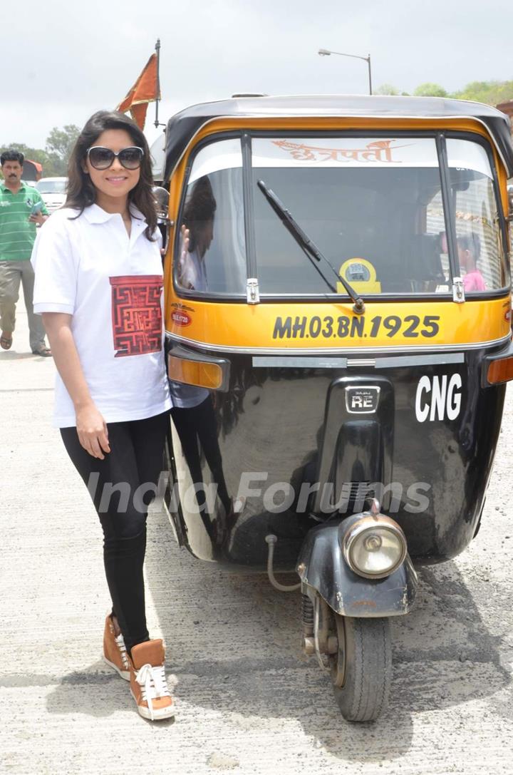 Sonalee Kulkarni Promotes Marathi Movie 'Shutter'