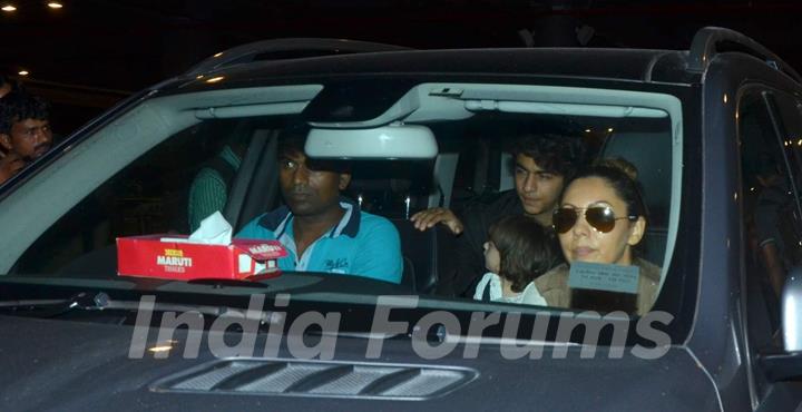 Gauri Khan and Aryan Returns from Family Vacation in London!