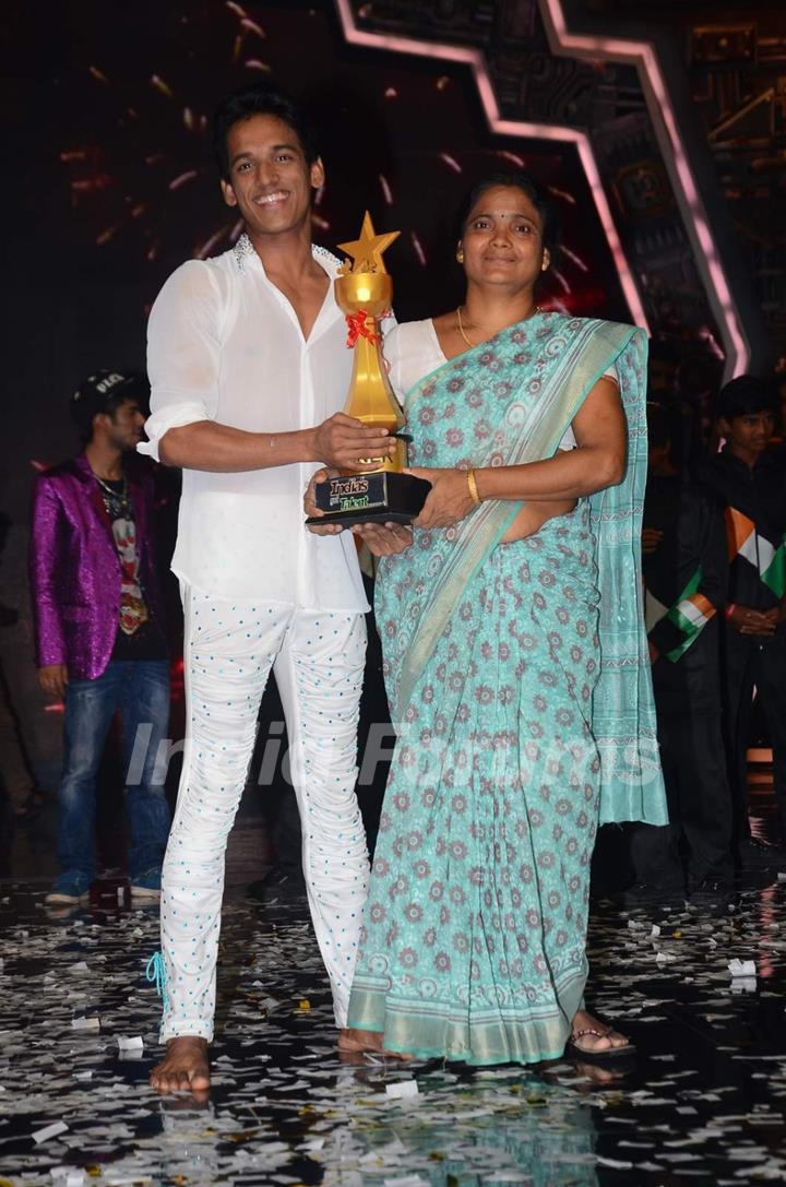 Manik Paul With His Mother! - India's Got Talent 6