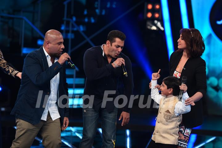 Salman Promotes Bajrangi Bhaijaan on Indian Idol Junior