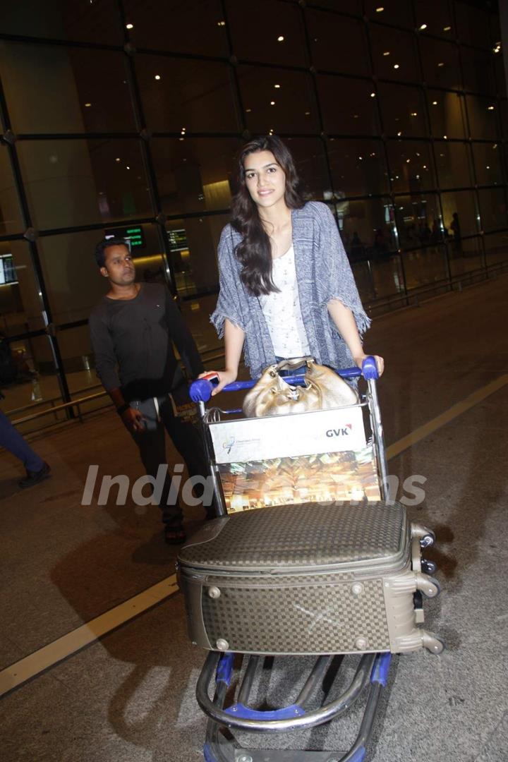 Kriti Sanon Back from Dilwale Shoot!