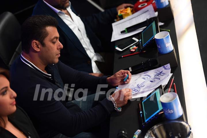 Salman Sketches During Promotions of Bajrangi Bhaijaan on Indian Idol Junior