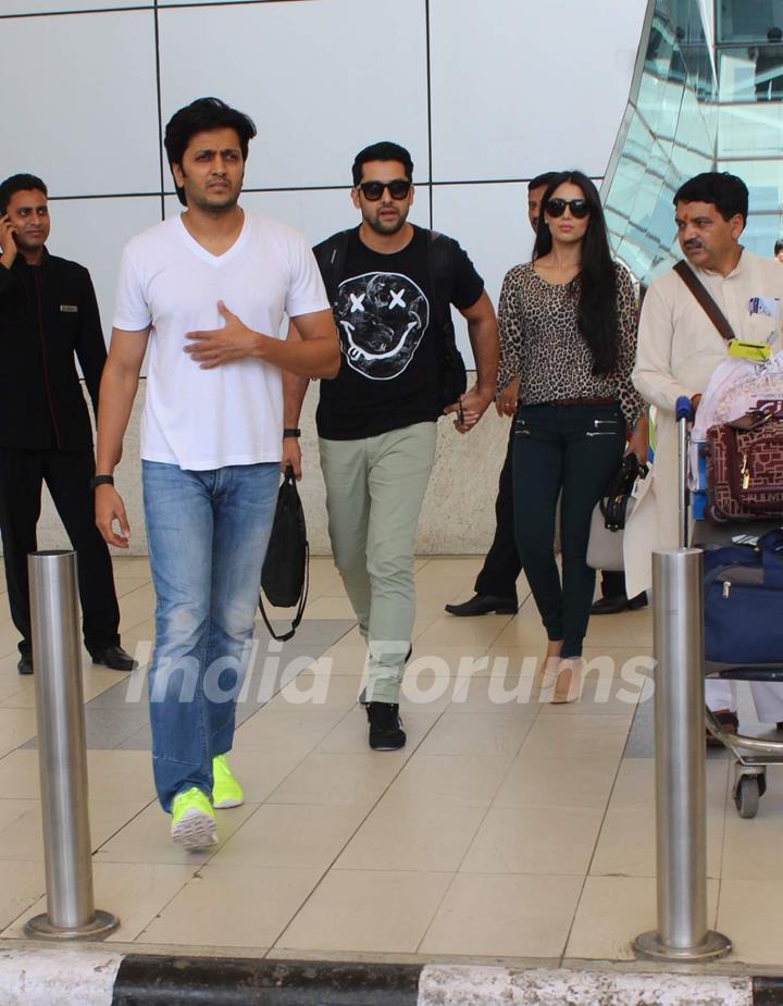 Riteish Deshmukh and Aftab Shivdasani Snapped at Airport