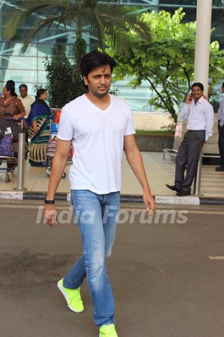 Riteish Deshmukh Snapped at Airport