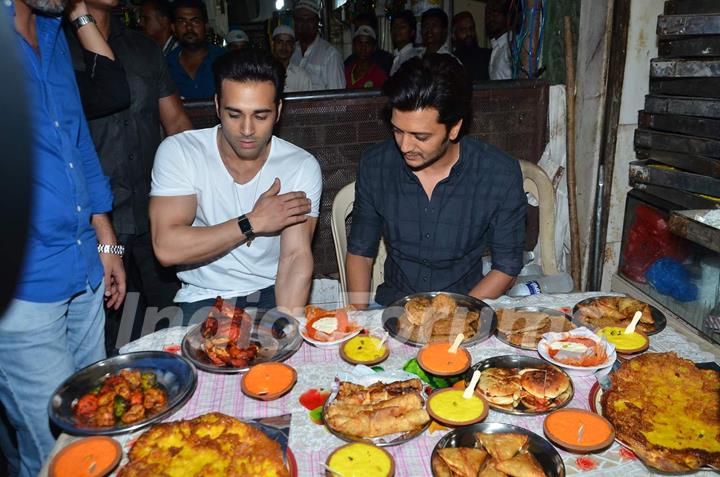 Riteish Deshmukh and Pulkit Samrat were snapped relishing delicacies at Mohammed Ali Road