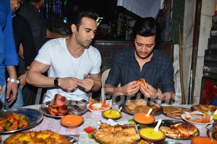 Riteish Deshmukh and Pulkit Samrat were snapped enjoying food at Mohammed Ali Road