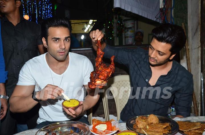 Riteish Deshmukh checking a dish at Mohammed Ali Road