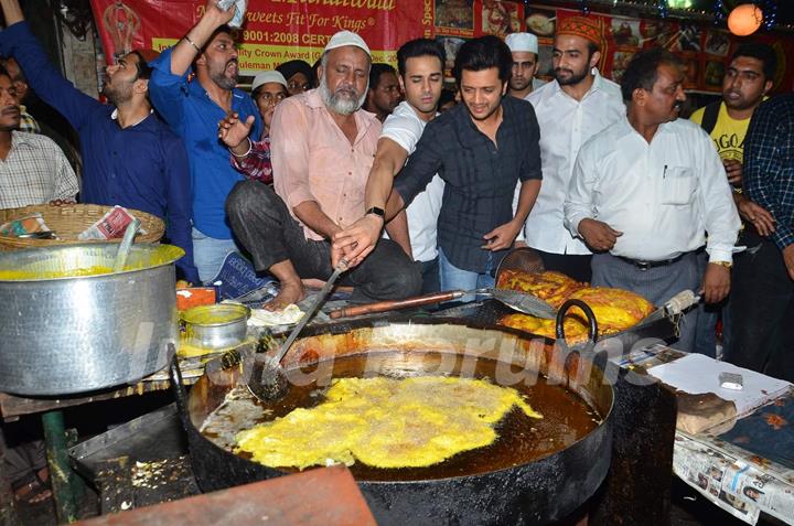 Riteish Deshmukh and Pulkit Samrat try their hand at cooking at Mohammed Ali Road