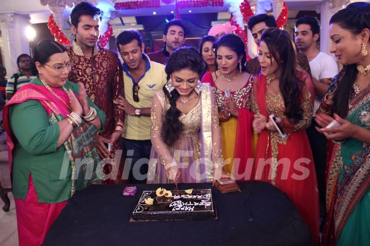 Sreejita Day Celebrates Birthday with Tum Hi Ho Bandhu Sakha Tumhi Cast