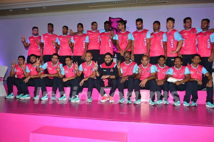 Abhishek Pose With His Team at Press Conference of Jaipur Pink Panthers