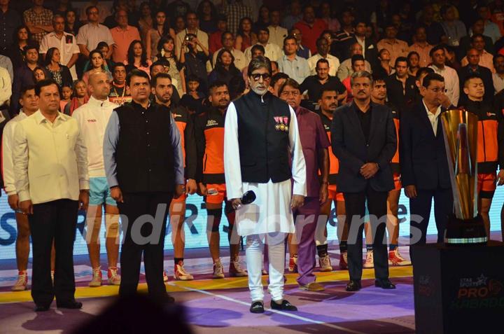 Amitabh Bachchan with Honourable Chief Minister Devendra Fadnavis at Pro Kabaddi Launch