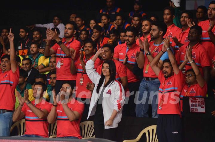 Aishwarya Rai Cheers for Pink Panther at  First Match of Kabaddi