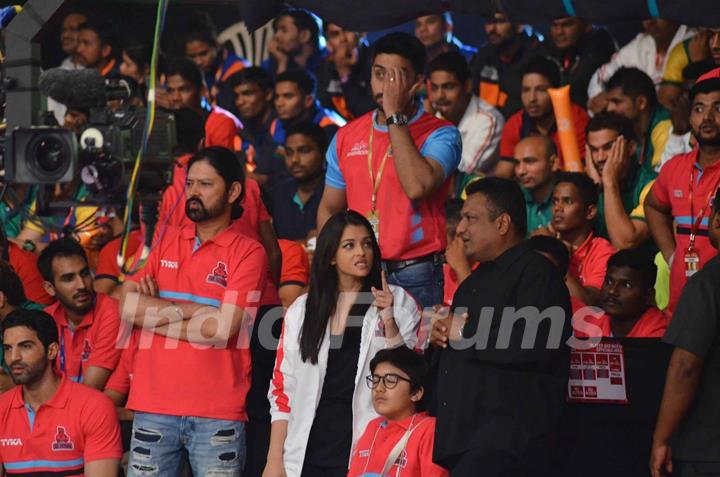 Jazbaa Look on Aishwarya's Face with Sanjay Gupta at Pro Kabaddi Match