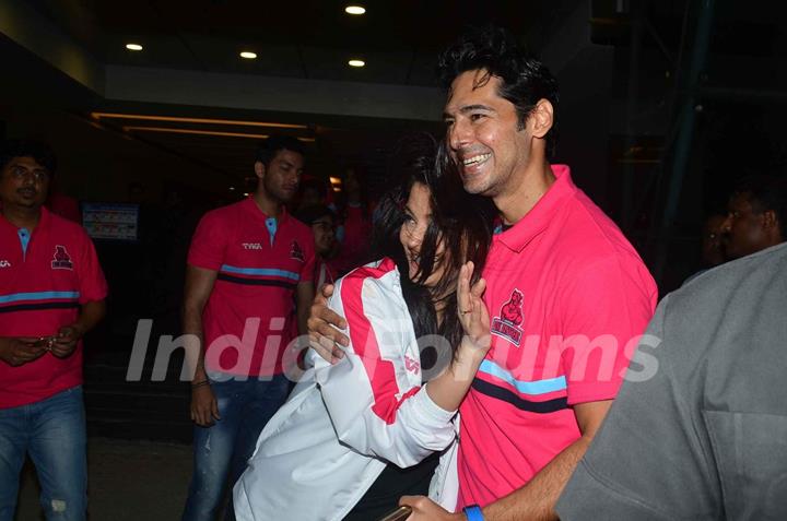 Dino Morea greets Aishwarya at Pro Kabaddi Launch