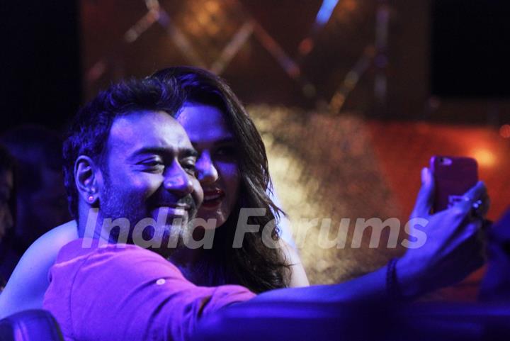 Ajay Devgn and Preity Zinta click a selfie at the Promotions of Drishyam on Nach Baliye 7