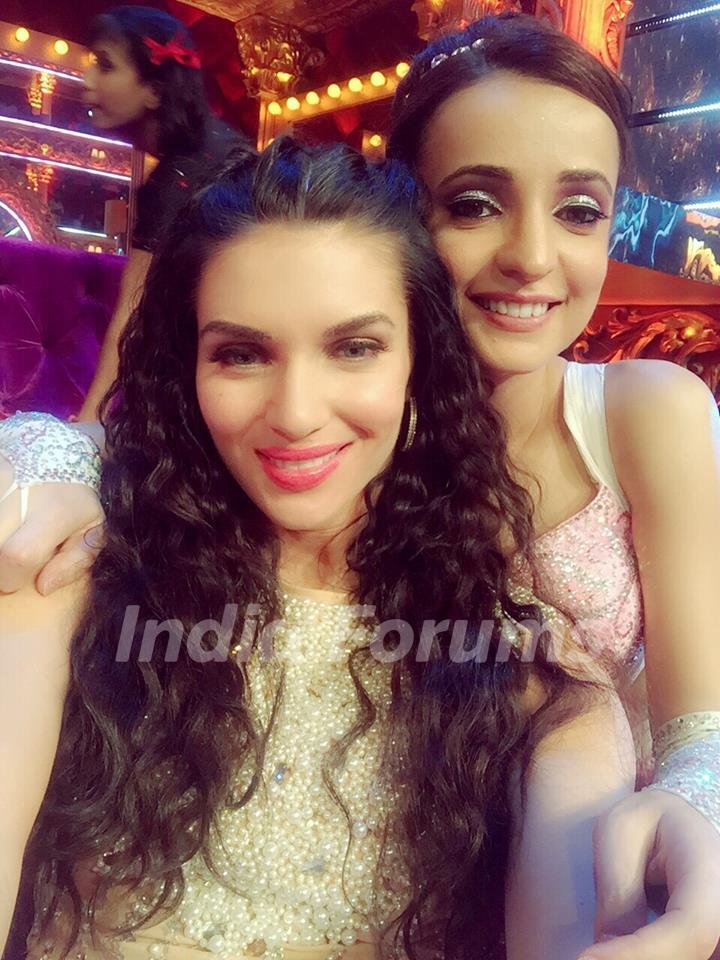 Sanaya Irani and Scarlett Wilson on the Sets of Jhalak Dikhla Jaa 8