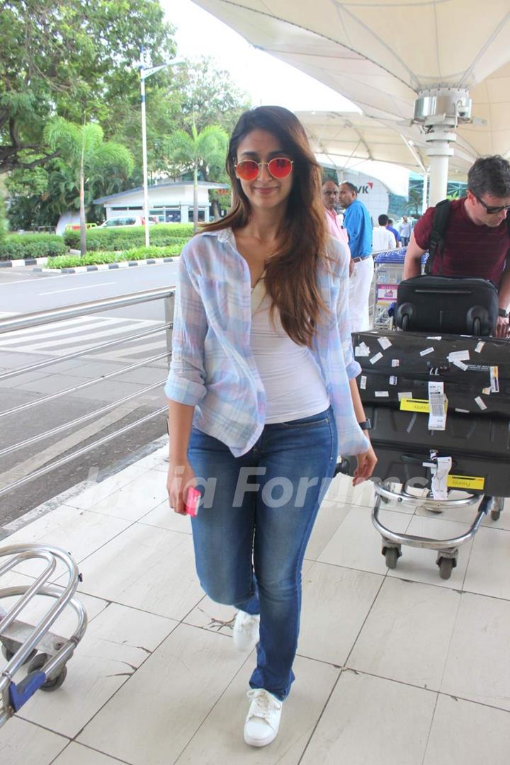 Beautiful Ileana Dcruz Snapped at Airport