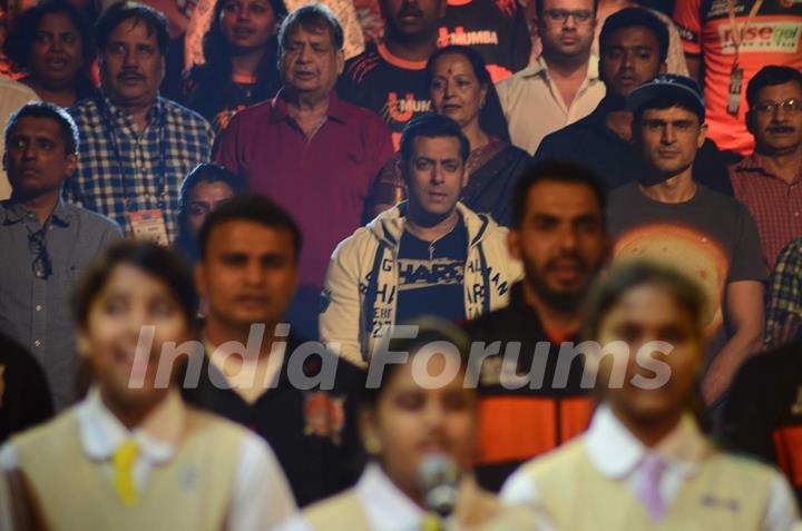 Salman and Others Stands for National Anthem at Pro Kabaddi Match