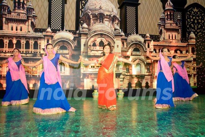 Drashti Dhami Practices Dances on the Sets of Ek Tha Raja Ek Thi Rani