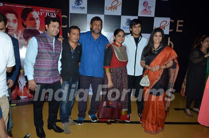 Mahesh Manjrekar, Satya Manjrekar and Renuka Shahane at Special Screening of Marathi Movie 'Jaaniva'