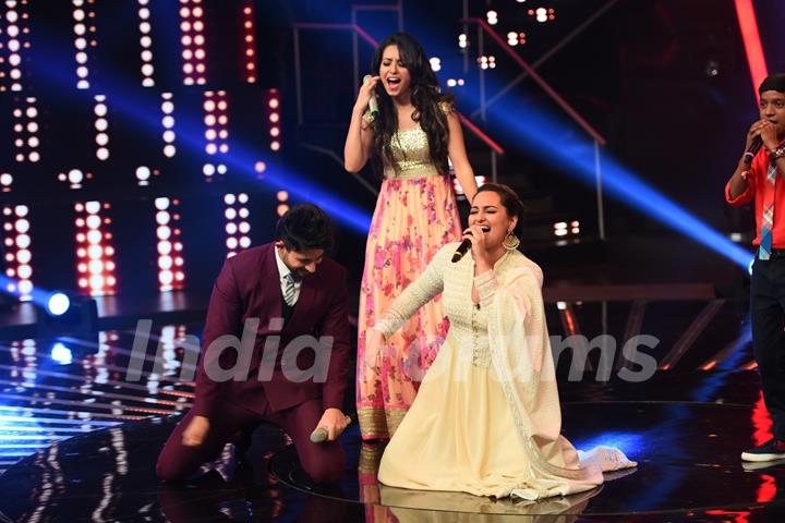 Sonakshi, Asha and Hussain on the Sets of Indian Idol Junior Season 2