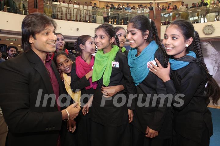 Vivek Oberoi Meets Girls from DEVI foundation