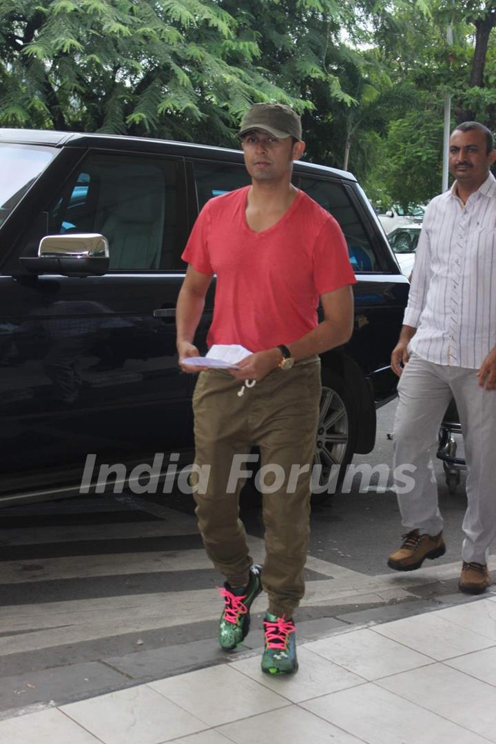 Sonu Nigam Snapped at Airport