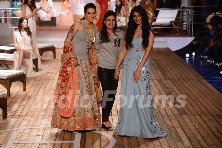 Kriti Sanon and Pernia Qureshi with Monisha Jaisingh at IIJW Day 3