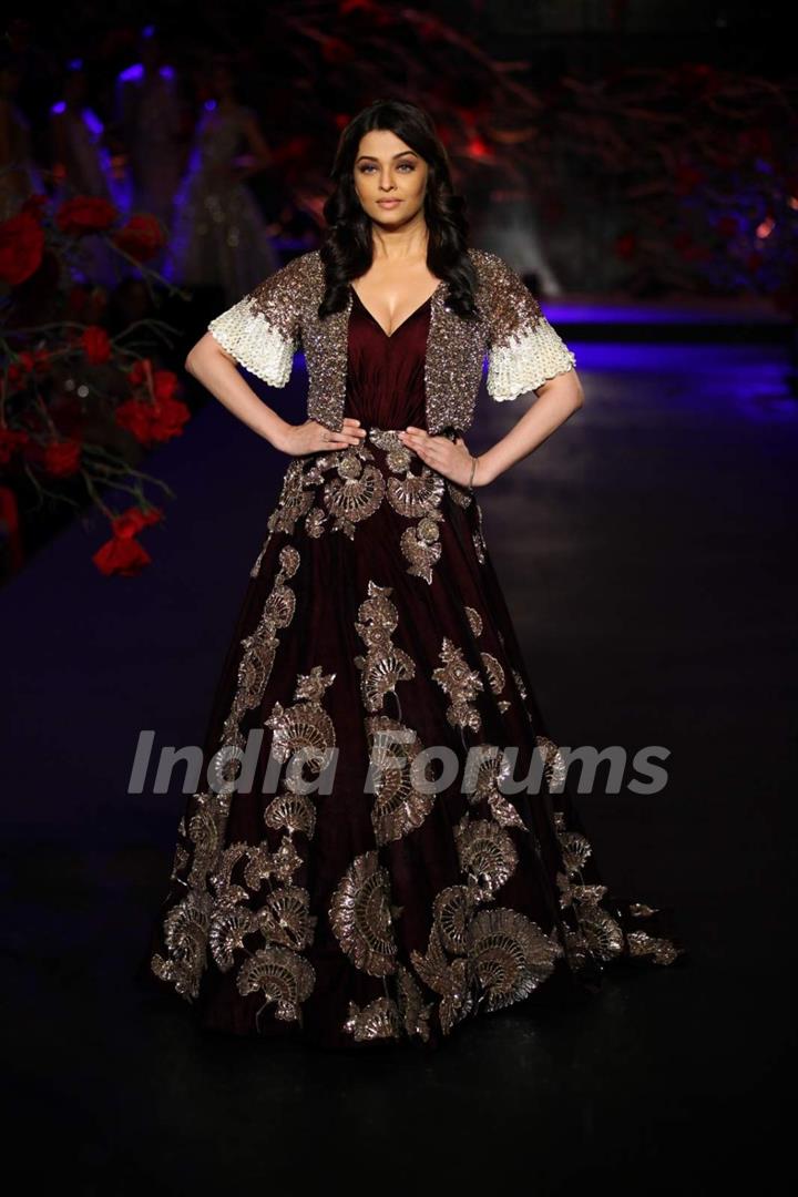 Aishwarya Rai Bachchan Walks for Manish Malhotra at India Couture Week - Day 3 & 4