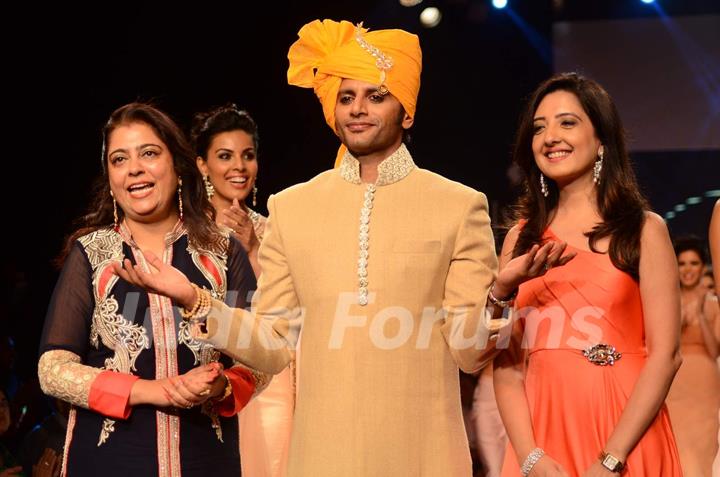 Karanvir Bohra Walks for Amy Billimoria at IIJW