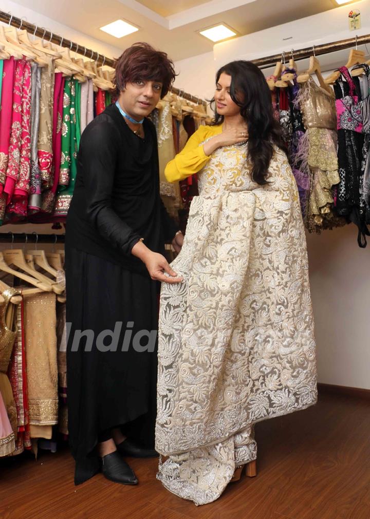 Rohit Showcases the Collection to Bhagyashree