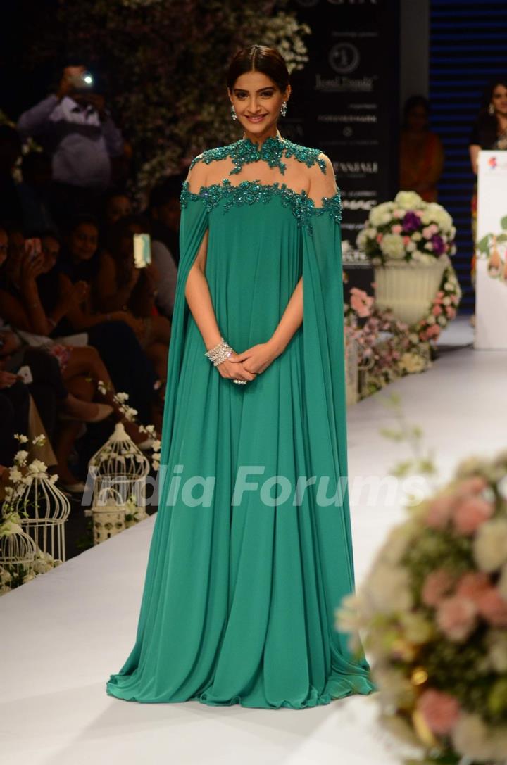 Sonam Kapoor Wears Backless Gown at IIJW 2015