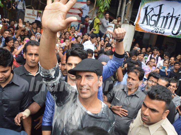 Akshay Kumar and Sidharth Malhotra wave to fans at the Promotions of Brothers