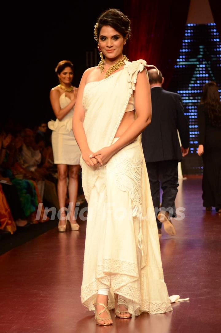 Richa Chadda dazzles the ramp at IIJW Day 3