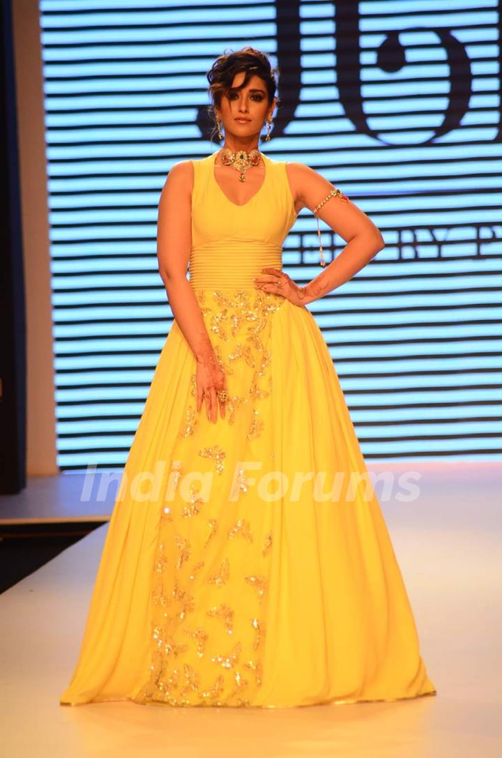 Ileana D'Cruz dazzles the ramp at IIJW Day 3