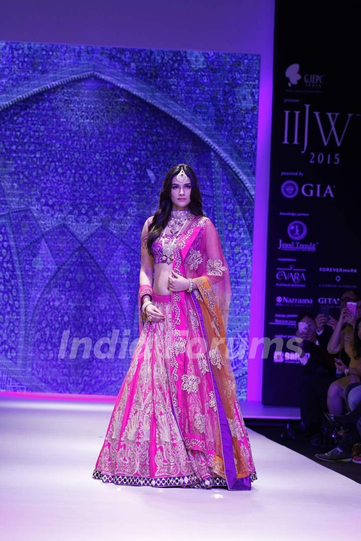 Kriti Sanon walks the ramp at IIJW Day 3