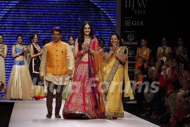 Kriti Sanon walks the ramp at IIJW Day 3