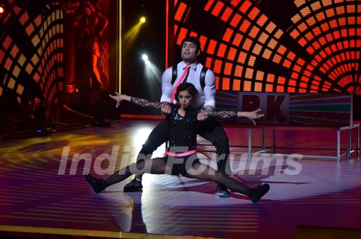 Vivian Dsena performing on Jhalak Dikhla Jaa 8