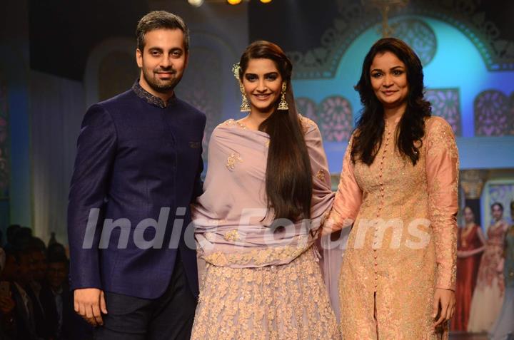 Sonam Kapoor Looks Gorgeous at IIJW Grand Finale