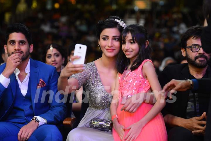 Shruti Haasan Clicks Selfie at SIIMA 2015