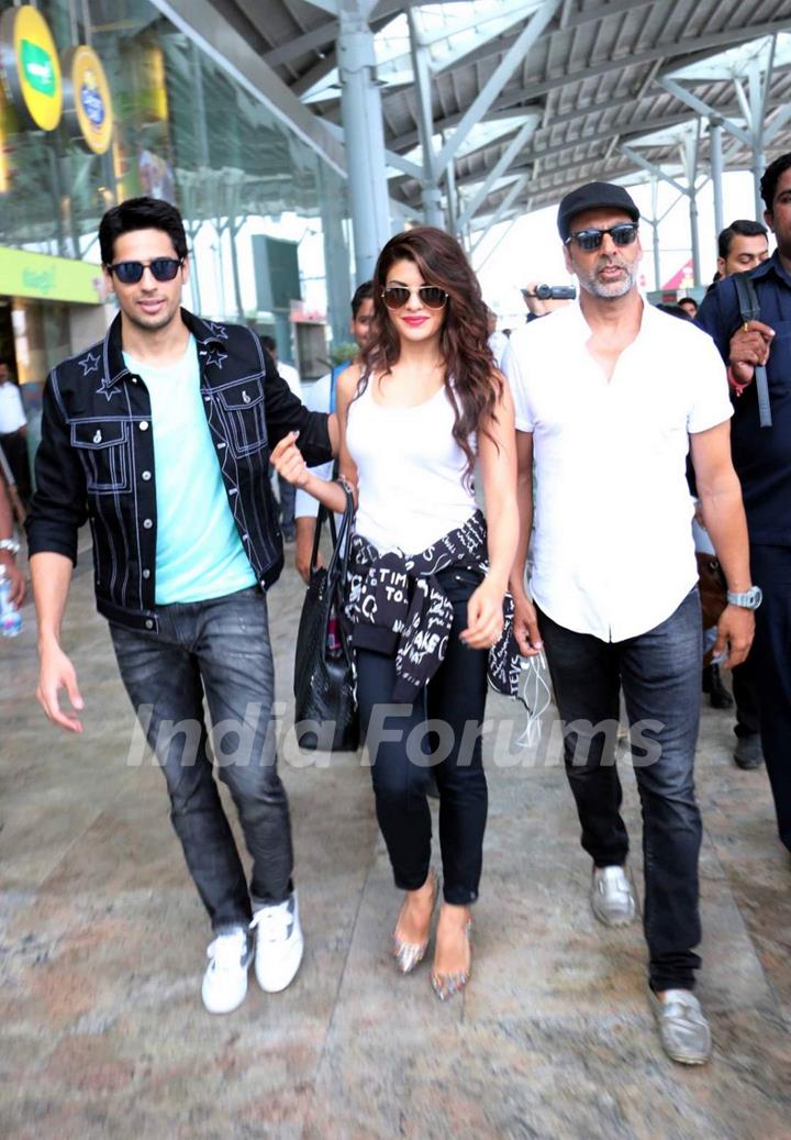 'Brothers Team' Sidharth Malhotra, Jacqueline  and Askhay Kumar Snapped at Airport