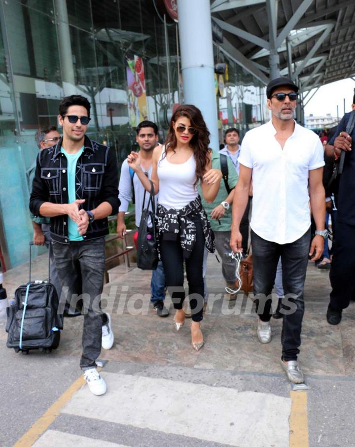 Jacqueline Fernandes, Sidharth Malhotra and Askhay Kumar Snapped at Airport Snapped at Airport