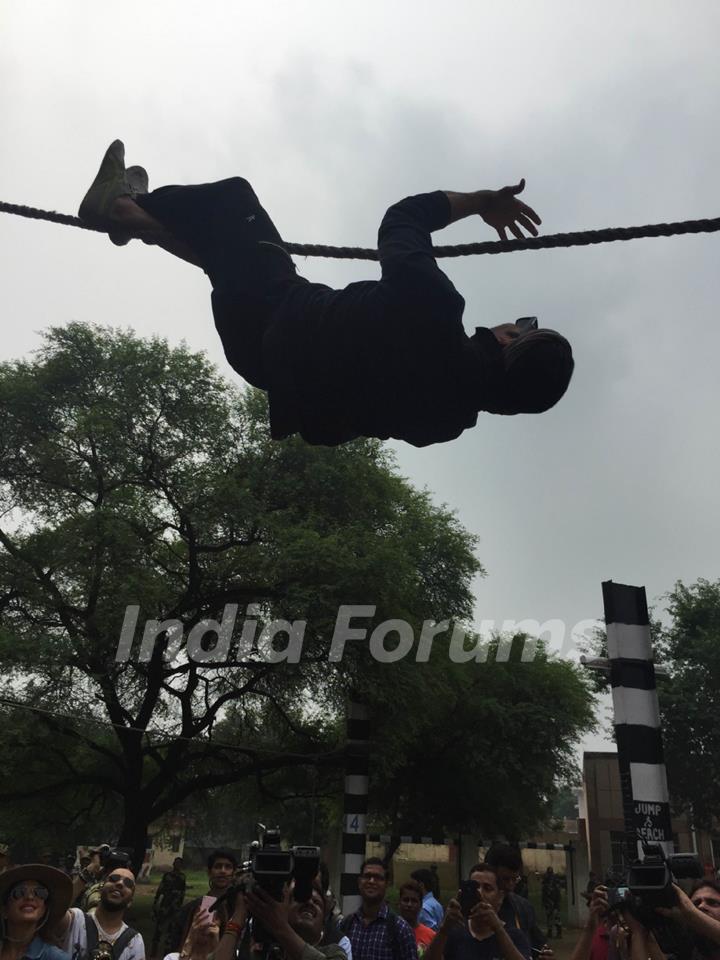 Akshay Kumar Does Some Army Stunts During a Meet With the Jawans of BSF Delhi