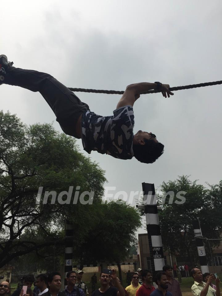 Sidharth Malhotra Does Some Army Stunts During a Meet With the Jawans of BSF Delhi