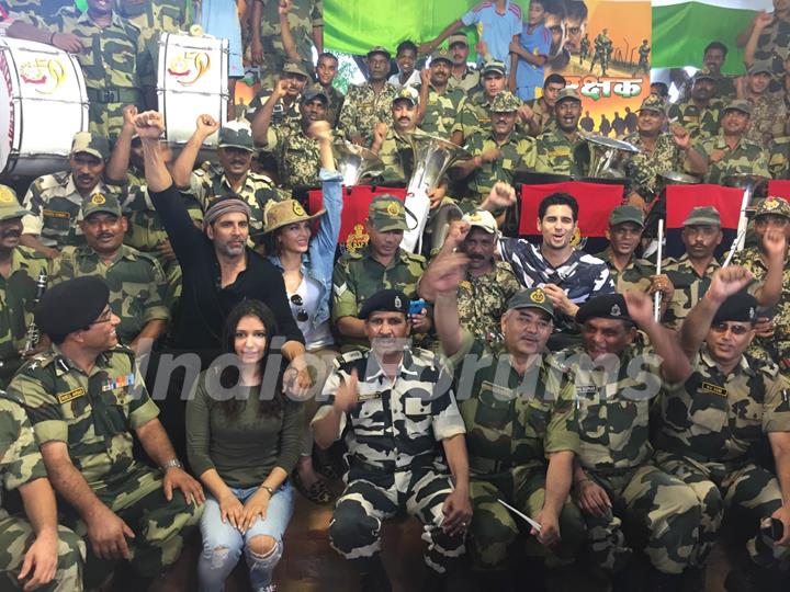 Akshay Kumar, Jacqueline Fernandes and Sidharth Malhotra Interacts With the Jawans of BSF Delhi