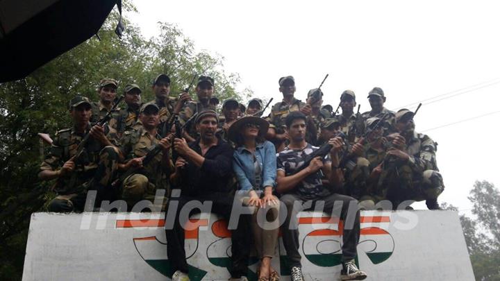 Akshay Kumar, Jacqueline Fernandes and Sidharth Malhotra Interacts With the Jawans of BSF Delhi