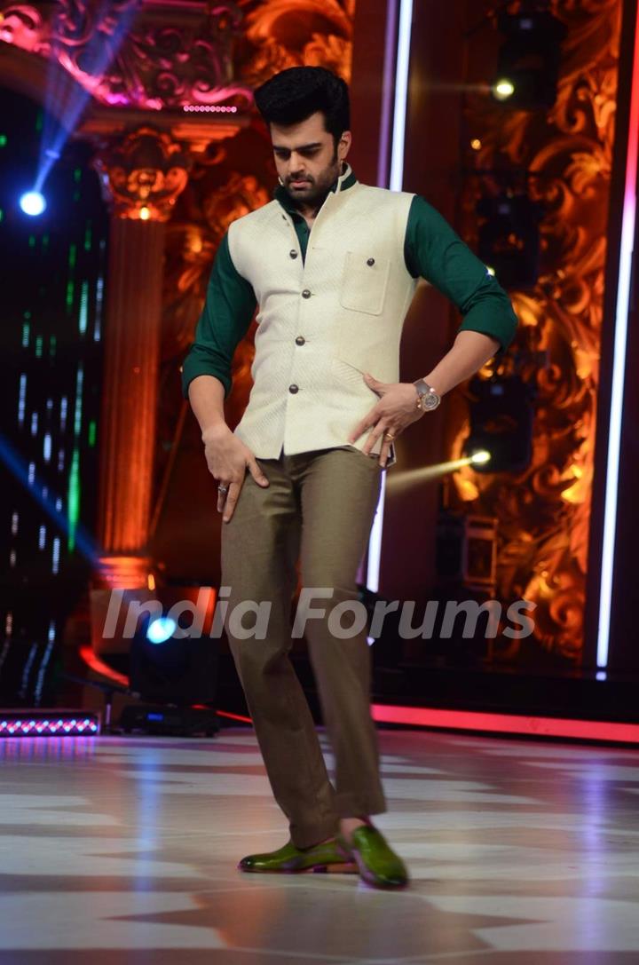 Manish Paul was snapped at the Promotions of Phantom on Jhalak Dikhla Jaa 8