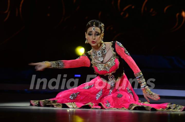 Sanaya Irani performing on Jhalak Dikhla Jaa 8