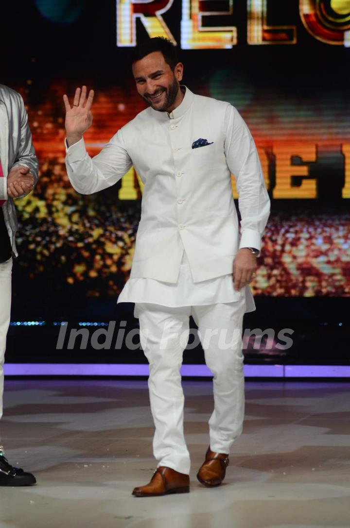 Saif Ali Khan waves to the fans at the Promotions of Phantom on Jhalak Dikhla Jaa 8